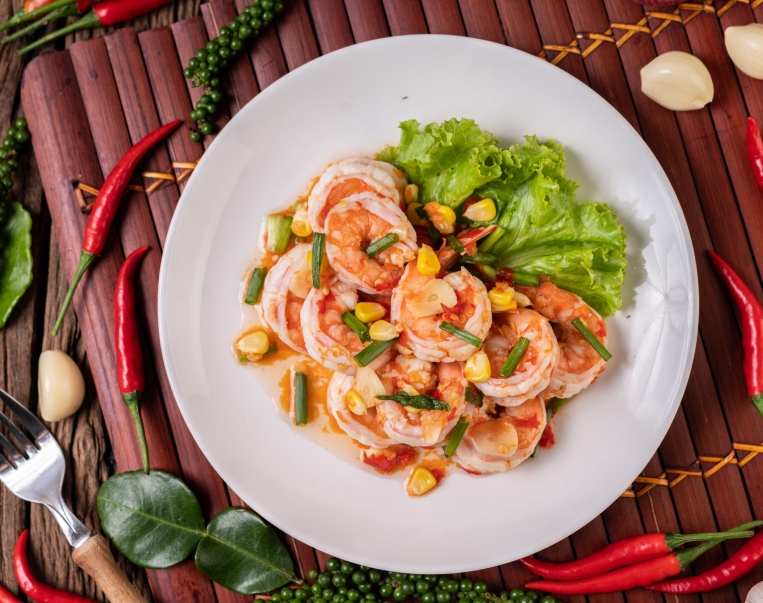 White shrimp salad with lettuce Corn and scallions, chopped.